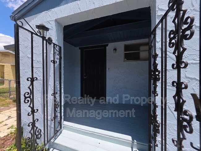 Building Photo - 843 Grove Ave
