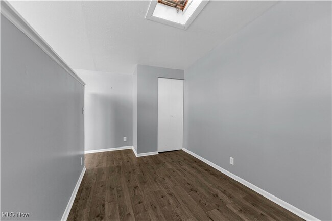 Building Photo - 1041 W 10th St