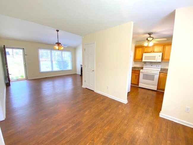 Building Photo - Great Neighborhood close to the Equestrian...