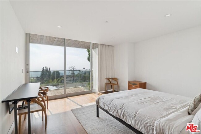 Building Photo - 1232 Sunset Plaza Dr