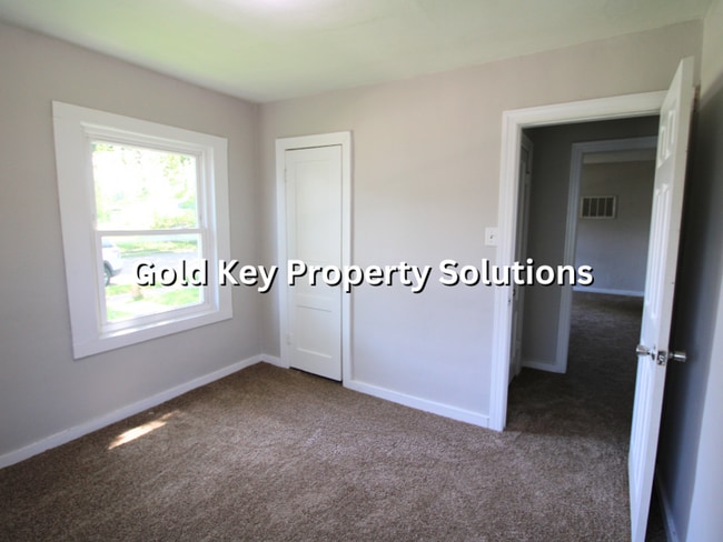 Building Photo - Updated 2 BR 1 BA House with New Flooring and Paint (SECTION 8 APPROVED)