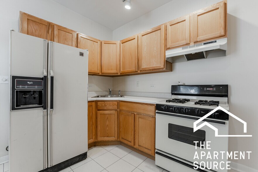 Building Photo - 2424 N Greenview Ave