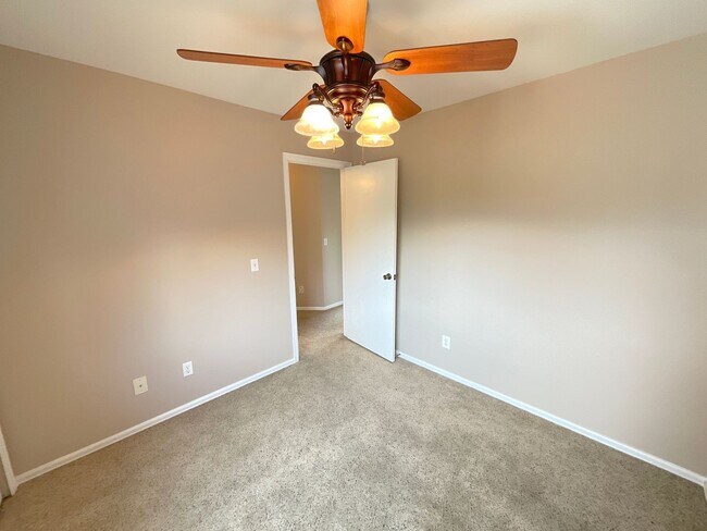 Building Photo - 4 Bedroom Home Available Near Constitution...
