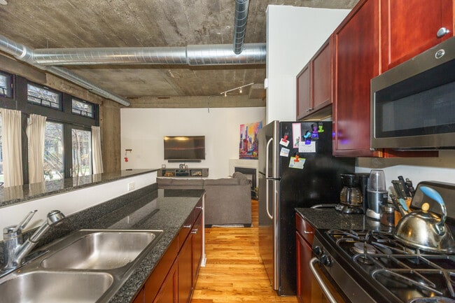 Building Photo - 1000 W 15th St