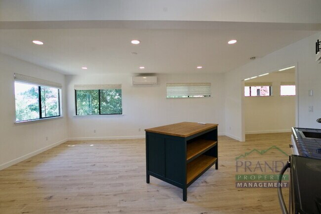 Building Photo - 137 Maestro Rd