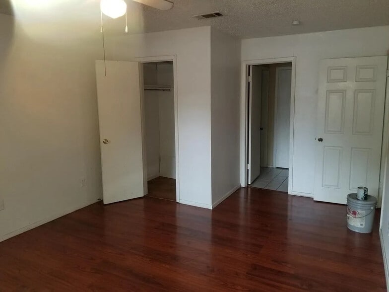 Building Photo - Room in Apartment on West Loop
