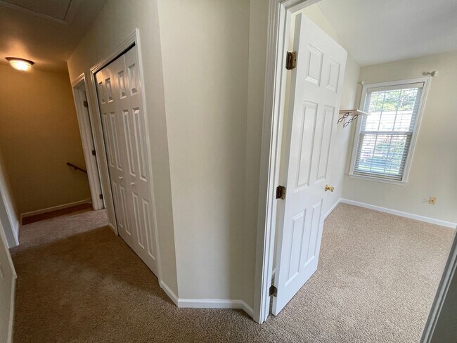 Building Photo - Beautiful, updated 3br 2.5 ba home with garage, fenced-yard in Home Valley Farms Now Available!