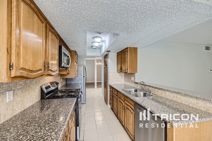 Building Photo - 3305 Castle Dr