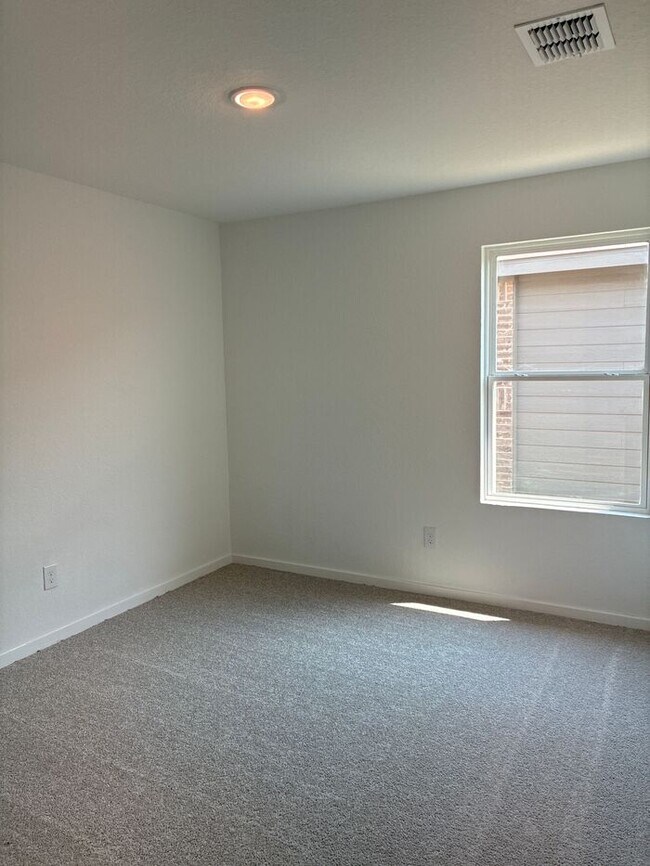 Building Photo - Charming 4 beds 2 baths in San Antonio!