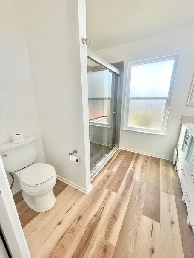 Building Photo - Stunning newly remodeled 3 bedroom 2 bathroom home!