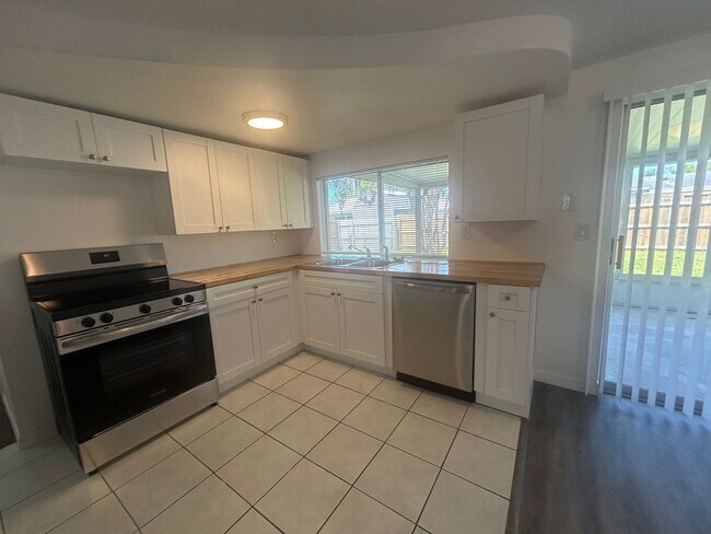 Building Photo - 2 Bed/1 Bath, Single Family Home in Beacon Square AVAILABLE NOW!!