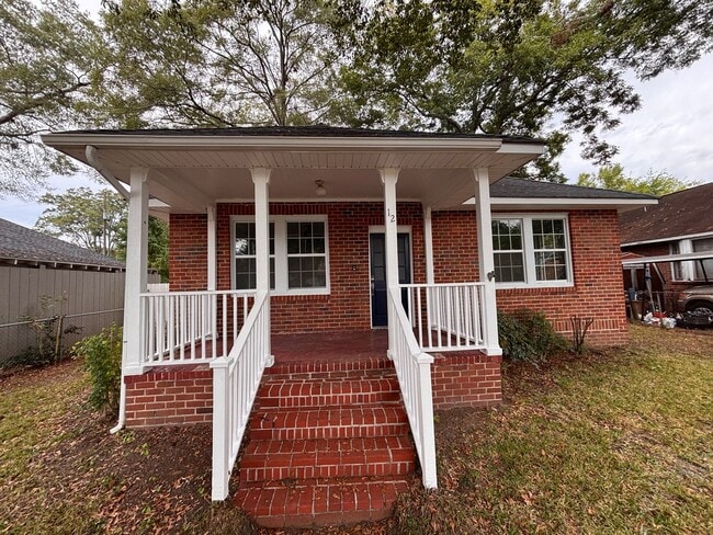 Building Photo - 3 Bedrooms, 2 Bathrooms - Home in Celenease!