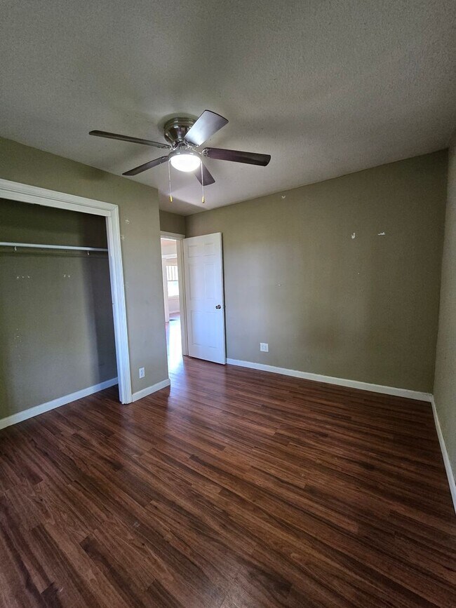 Building Photo - 2 Bedroom | 1 Bathroom | Springfield MO! | Fenced Yard!