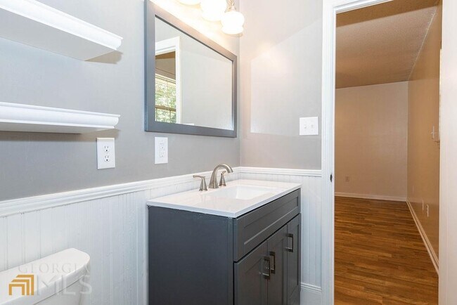 Building Photo - 404 E First St