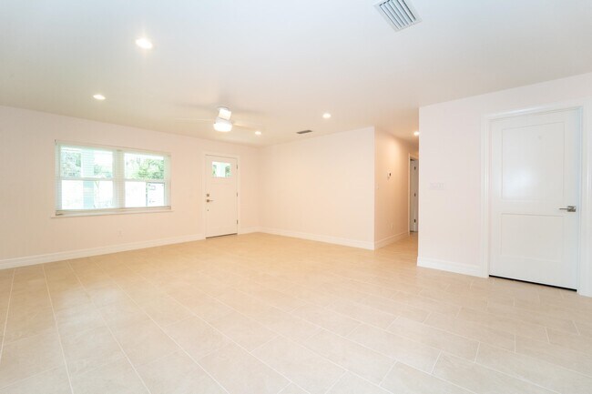 Building Photo - 22 1/2 Fancher Ct