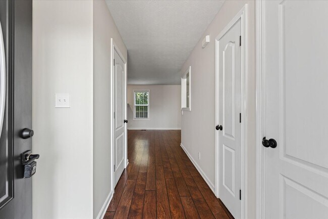 Building Photo - 566 Falkland Cir