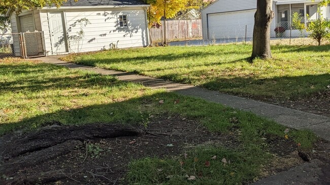 Building Photo - 2 Bedroom Available now