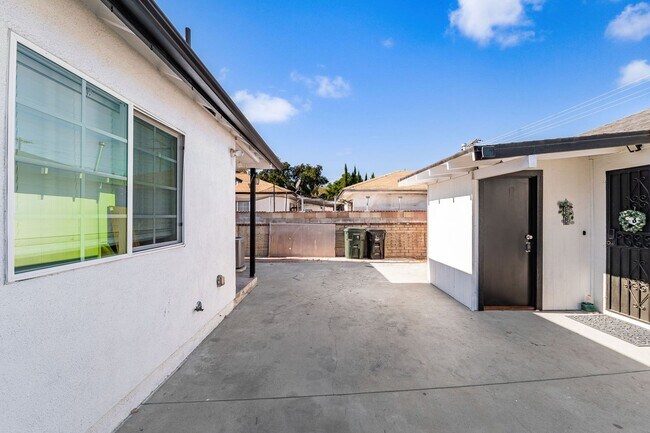 Building Photo - 587 E Arrow Hwy