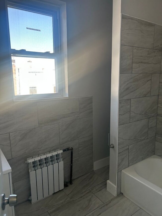 Building Photo - 3BR 1,5 bath Only with 3 Br pha voucher