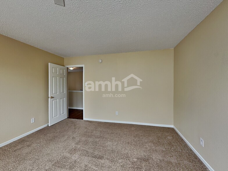 Building Photo - 13993 Meadow Lake Dr