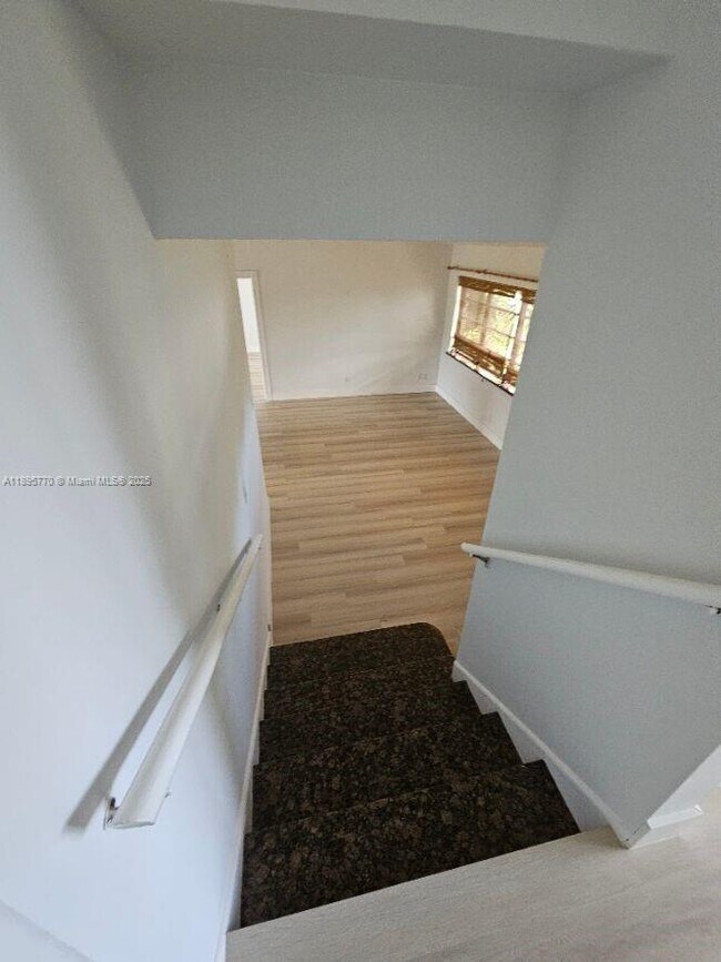 Building Photo - 1419 Crest Dr