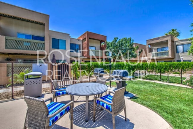 Building Photo - Beautiful 2-beds, 2-baths ground-level cor...