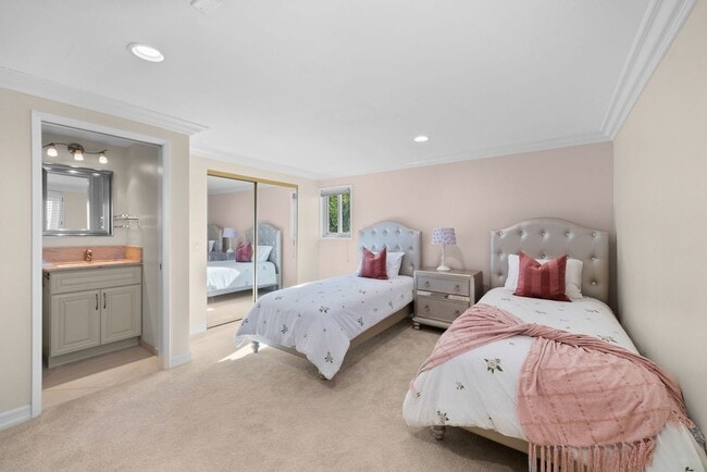Building Photo - Custom Del Cerro Home with Views