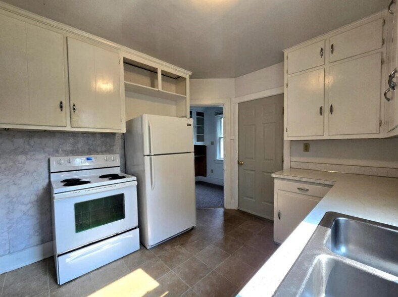 Building Photo - 320 W Cedar St