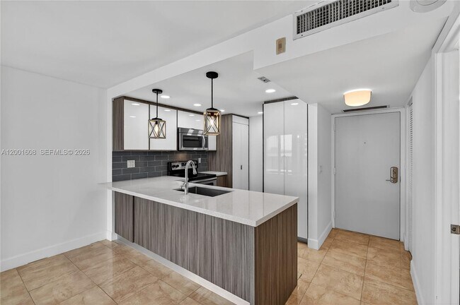 Building Photo - 600 NE 36th St