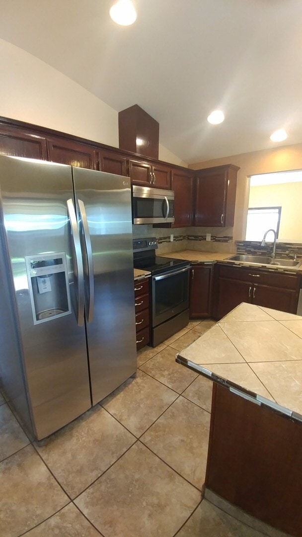 Building Photo - 4-Bed, 2-Bath Home Off Road 100 with Easy ...