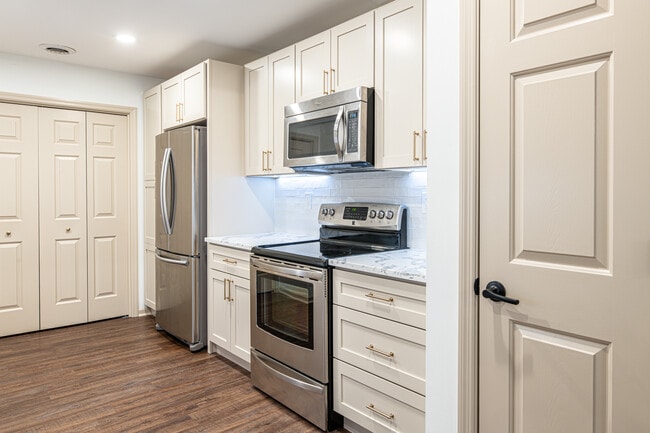 Building Photo - 632 Applegate Ln