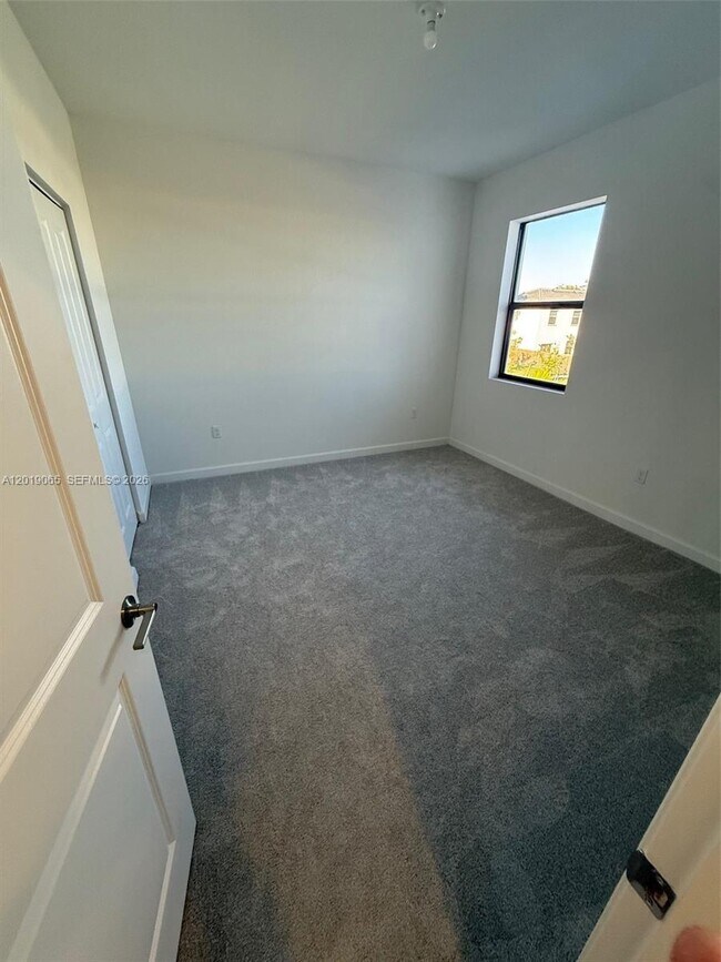 Building Photo - 4957 Oakmont Dr