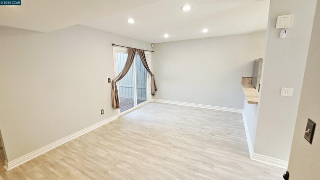 Building Photo - 347 Scottsdale Rd