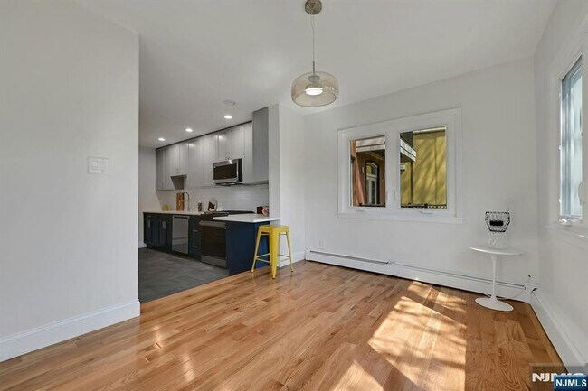 Building Photo - 158 Edgar St