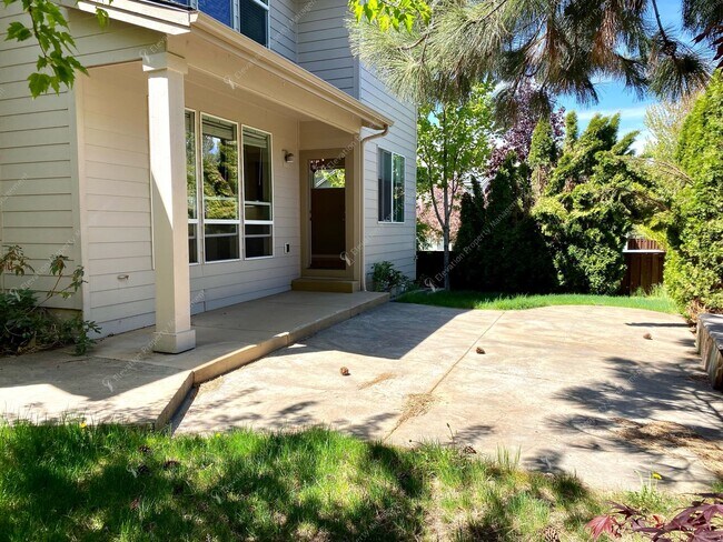 Building Photo - Spacious Corner Home with Community Pool in Prime SW Bend Location
