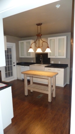 Farm style sink, granite counters - 170 Finley St