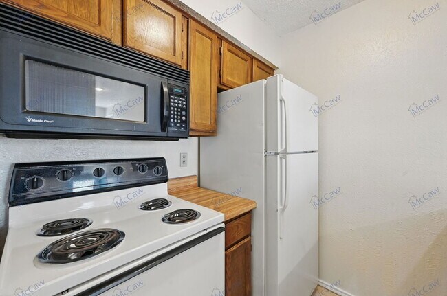 Building Photo - 9520 Royal Ln