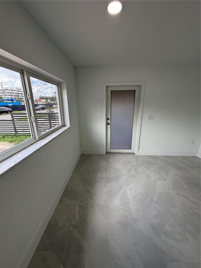 Building Photo - 841 W 50th St