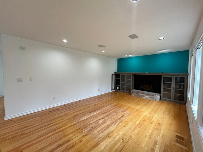 Building Photo - Incredible Sexton Mountain/Murray Hills 4 bed, 3 bath Home! + HUGE BONUS ROOM! Fenced Yard, updat...