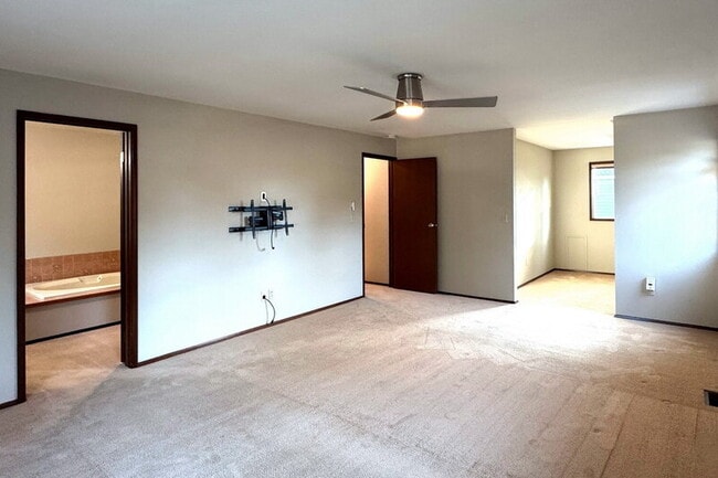 Building Photo - 12941 NE 71st St