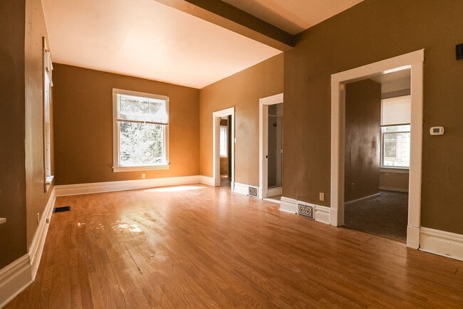 Building Photo - 5 Bedroom, 2 bath home!