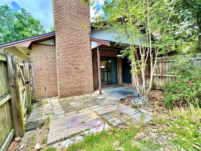 Building Photo - 9345 Chisholm Rd