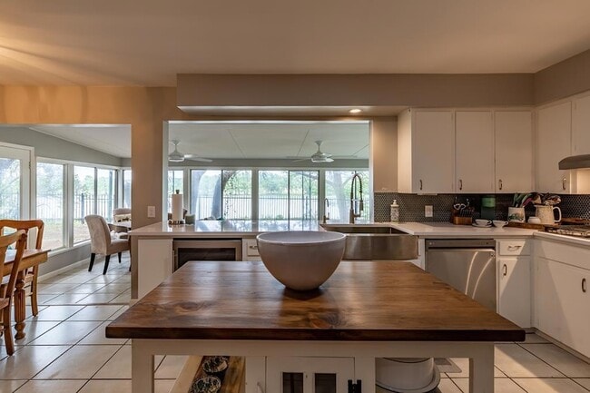 Building Photo - 2865 Bandera Hwy