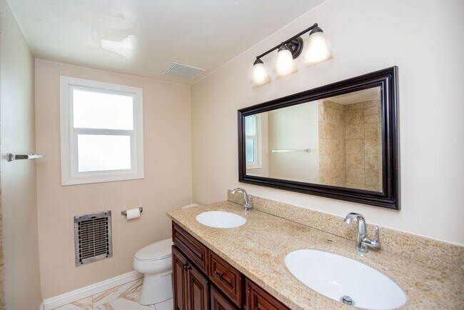 Building Photo - Single Family Stunner!