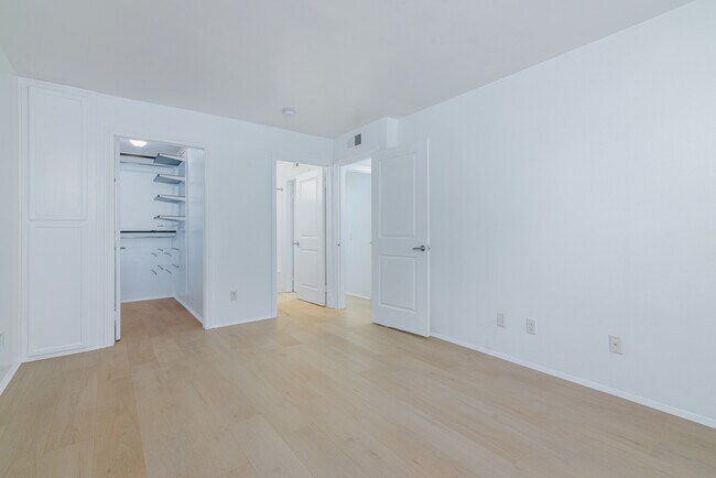 Building Photo - 355 N Maple St