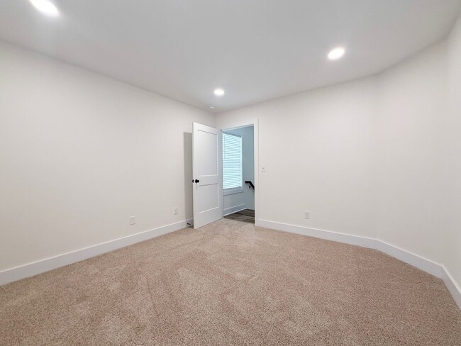 Building Photo - 3 Bedroom Home with 2 Car Garage and Resort Style Pool Access