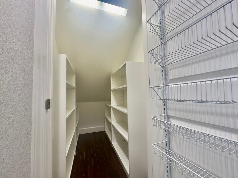 Building Photo - 1049 S Wedgewood Rd