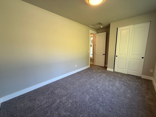 Building Photo - Spacious home in Bremerton.  Apply today t...