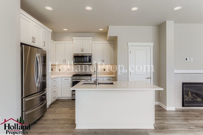Building Photo - Beautiful 3-Bed Townhouse Near Downtown Hi...