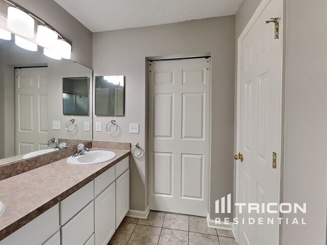 Building Photo - 844 MacKenzie Cir